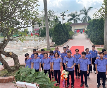 Viện KSND huyện Sóc Sơn dâng hương tưởng niệm các anh hùng liệt sĩ và thăm...